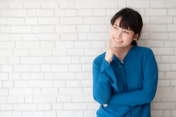 Hermoso retrato joven asiático mujer confidente pensamiento con cem —  Fotos de Stock