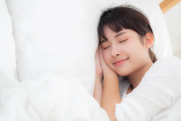 Beautiful asian young woman sleeping lying in bed with head on p — Stock Photo, Image