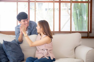 Güzel genç Asyalı çift ve kadın jest yapıyor.