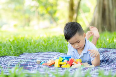 Küçük çocuk fikir ve ilham için oynuyor.