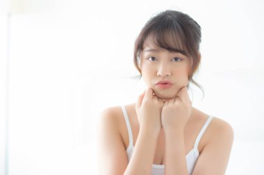 Genç Asyalı güzel bir kadının portresi. Gülümse ve iyileş.