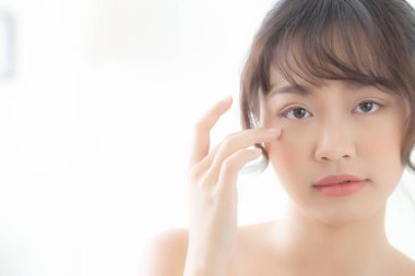 Asyalı güzel bir kadının portresi. Sağlıklı ve sağlıklı gülümse.