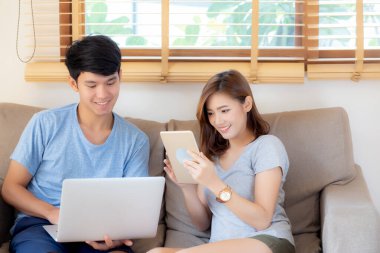 Güzel, genç Asyalı çift, neşeli, serbest çalışan bir erkek.