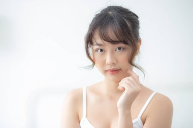 Genç Asyalı güzel bir kadının portresi. Gülümse ve iyileş.