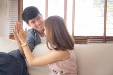 Genç ve güzel Asyalı çift, beşlik çakın.