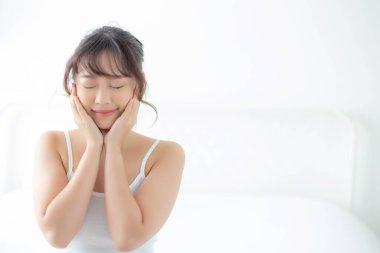 Genç Asyalı güzel bir kadının portresi. Gülümse ve iyileş.