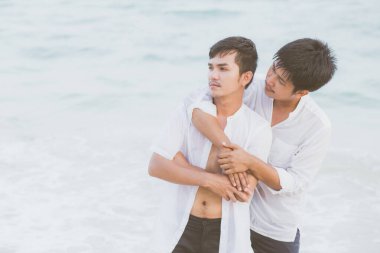 Homoseksüel portre. Genç Asyalı çift sahilde sorun yaşıyor.