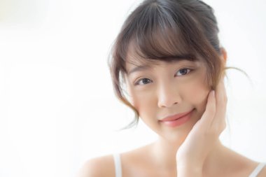 Genç Asyalı güzel bir kadının portresi. Gülümse ve iyileş.