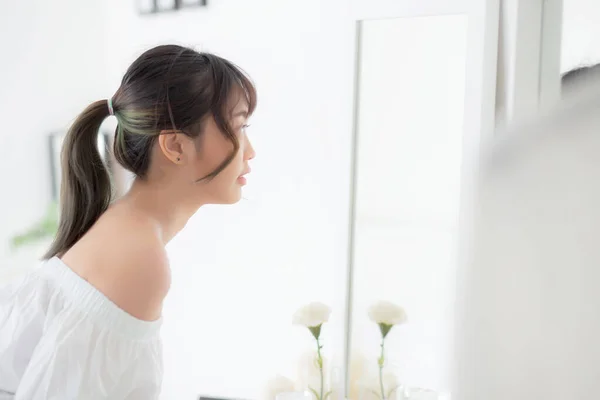 Beauty portrait young asian woman smiling look at mirror of chec — Stock Photo, Image