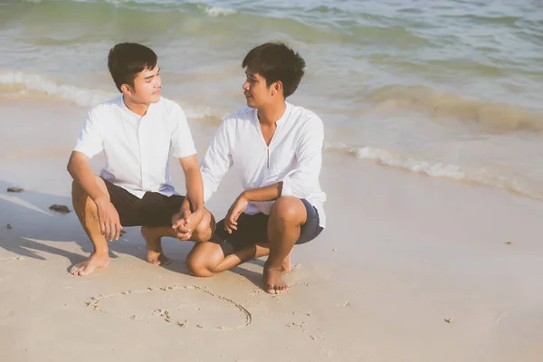 Jovem asiático casal gay sorrindo romântico desenho coração forma toge — Fotografia de Stock