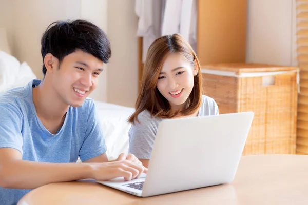 ラップトップコンピュータを使用してアジアの若いカップルは考え、intを検索 — ストック写真