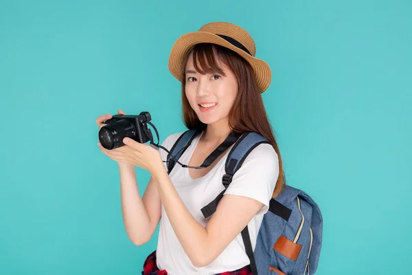 아름다운 아시아인 여인의 웃음은 여행 사진 작가의 옷이다 — 스톡 사진