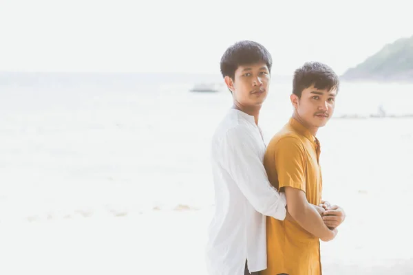 Portrait homosexuel jeune asiatique couple debout câlin ensemble sur — Photo