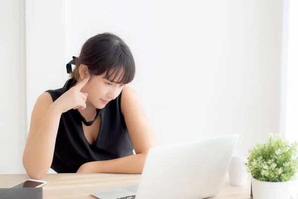 Mooie freelance jonge aziatische vrouw denken en idee werken — Stockfoto