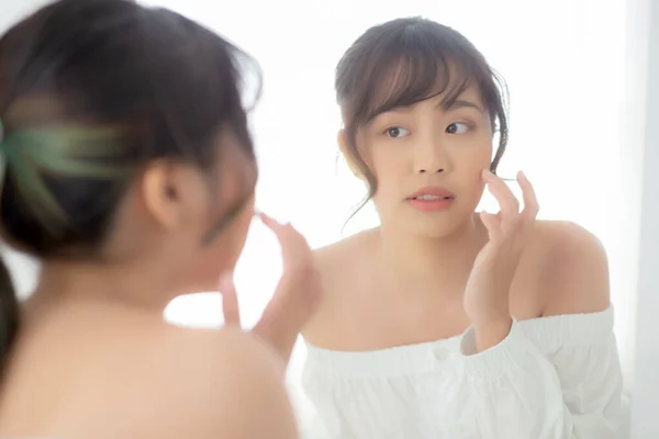 Beleza retrato jovem asiático mulher sorrindo olhar no espelho de chec — Fotografia de Stock