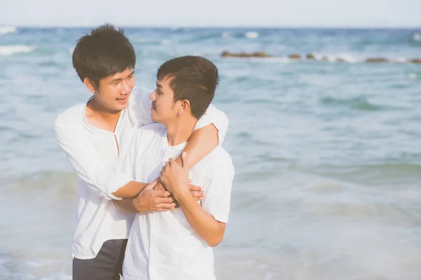 Homosexual retrato joven asiático pareja de pie abrazo juntos en — Foto de Stock