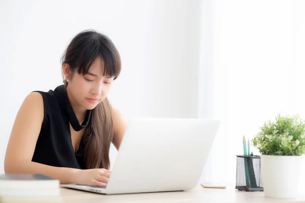 Mooie jonge freelance Aziatische vrouw glimlachend werken en typen — Stockfoto