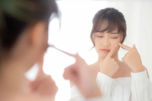 Retrato bonito jovem asiático mulher olhando o espelho é um acn — Fotografia de Stock