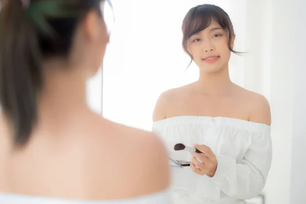 Belleza retrato joven asiático mujer sonriendo con cara mirando espejo —  Fotos de Stock