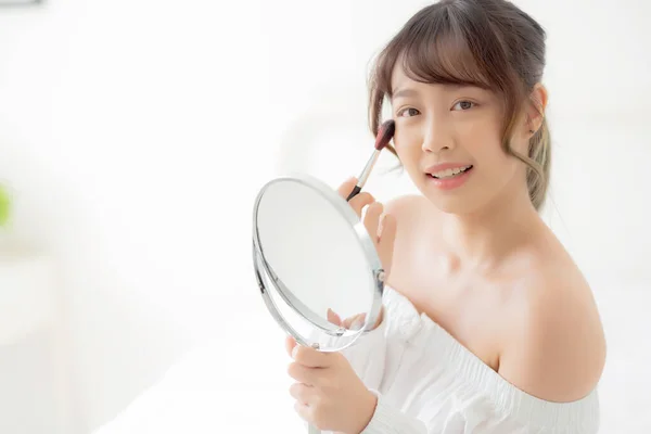 Beleza retrato jovem asiático mulher sorriso com rosto olhando espelho — Fotografia de Stock