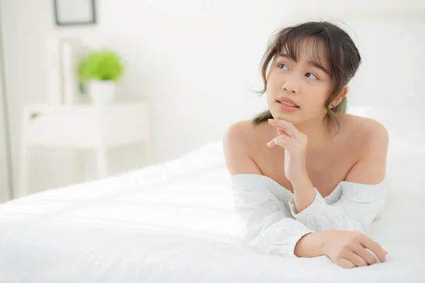 Beautiful portrait young asian woman lying and smile while wake — Stock Photo, Image
