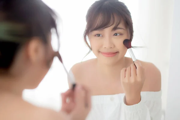 Beleza retrato jovem asiático mulher sorriso com rosto olhando espelho — Fotografia de Stock