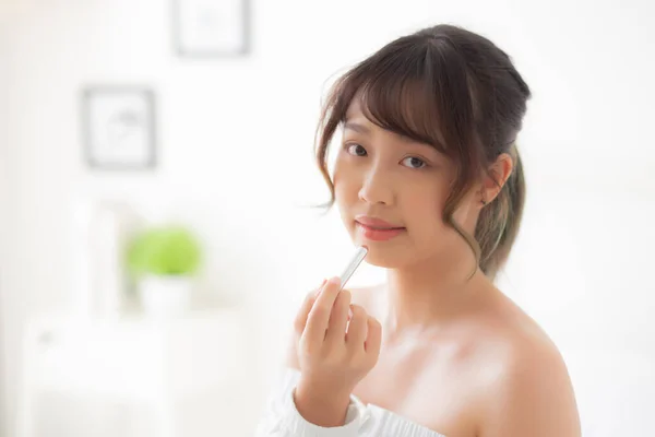 Retrato bonito jovem asiático mulher aplicando maquiagem batom em — Fotografia de Stock