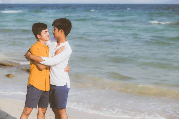 Homosexuelle Porträt junge asiatische Paar stehend Umarmung zusammen auf — Stockfoto