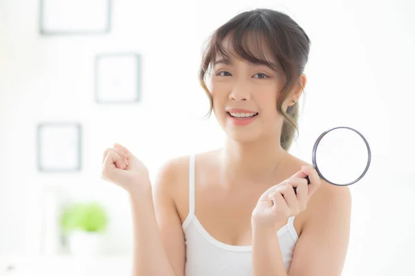 Mooie jonge aziatische vrouw gelukkig met vergrootglas huid van acne, — Stockfoto