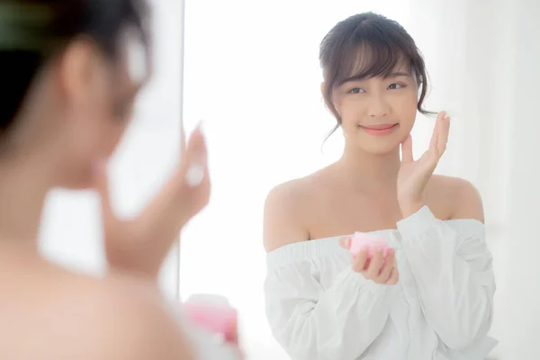 美しいです肖像若いアジアの女性を適用クリーム保湿剤 — ストック写真