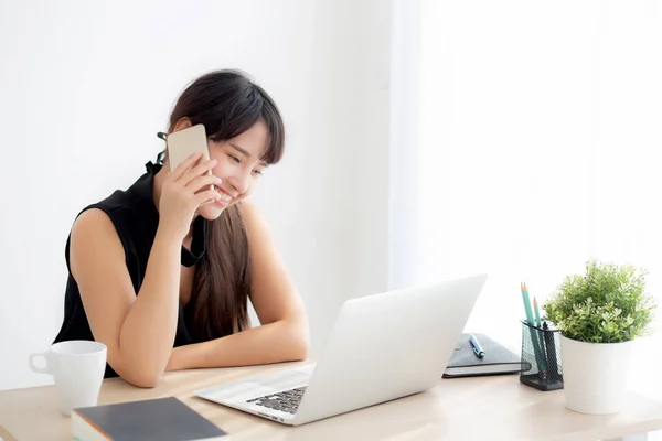 Bello giovane freelance asiatico donna sorridente lavoro su laptop — Foto Stock