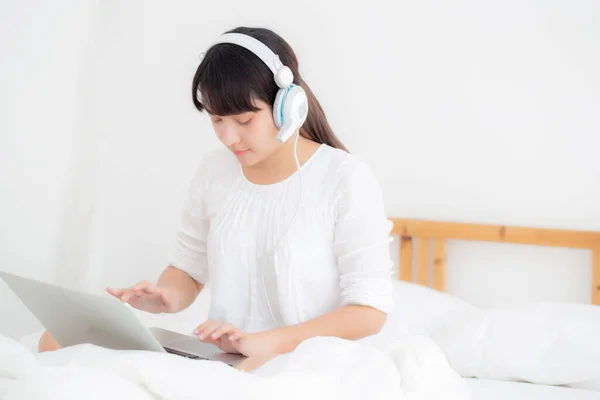아름다운 젊은 아시아 여자 거짓말 에 침실 사용 노트북 계산 — 스톡 사진