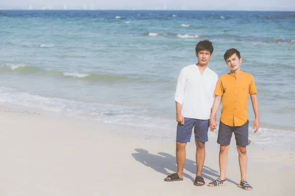 Gej portret młody Azji para stojąc razem na beac — Zdjęcie stockowe