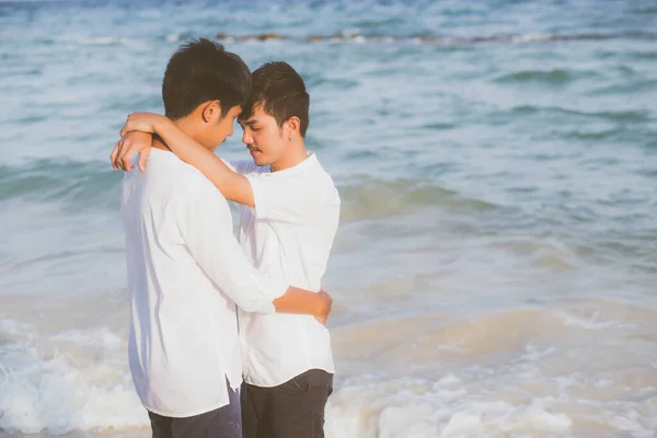 Homossexual retrato jovem asiático casal pé abraço juntos no — Fotografia de Stock