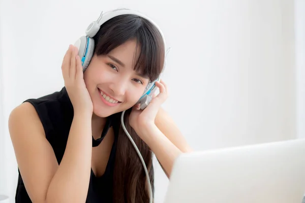 Beautiful young asian woman wear headphone smiling say hello usi — Stock Photo, Image