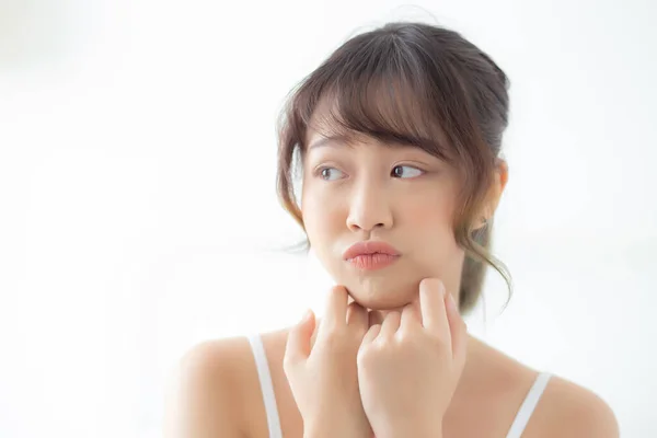 Portrait de belle jeune femme asiatique sourire pendant le réveil guérir — Photo