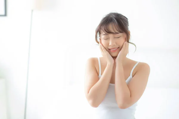 Portrait of beautiful young asian woman smile while wake up heal — Stock Photo, Image