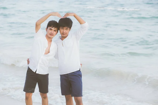 Homosexual retrato joven asiático pareja stand gesto corazón forma —  Fotos de Stock