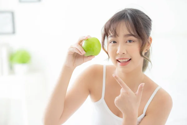 Vackra porträtt ung asiatisk kvinna håller och pekar grönt — Stockfoto