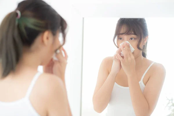 Mooi portret jonge aziatische vrouw glimlachen met huidverzorging cosm — Stockfoto