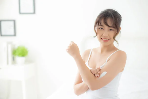 Hermoso retrato joven mujer asiática sonrisa aplicando protector solar cr — Foto de Stock