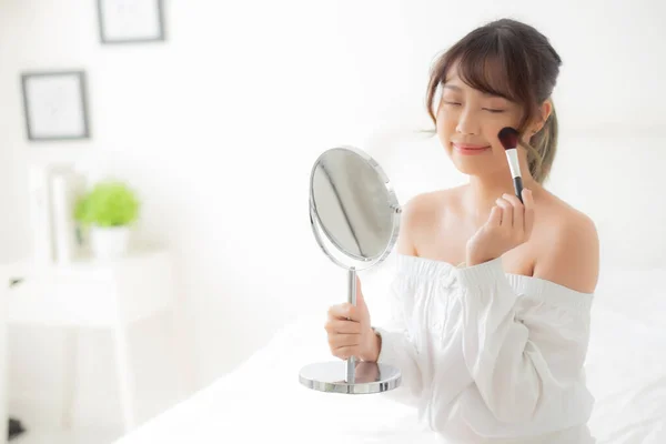 Belleza retrato joven asiática mujer sonrisa con cara mirando espejo — Foto de Stock