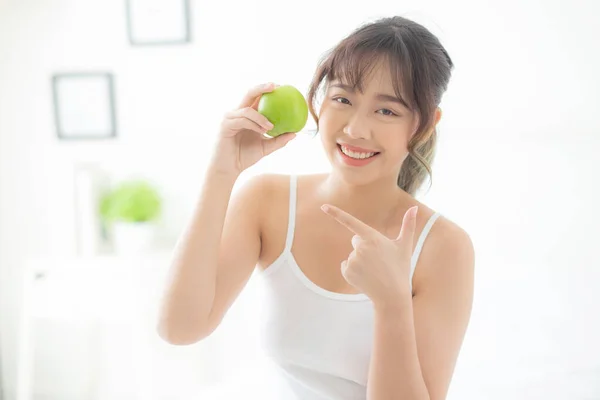 Krásný portrét mladé asijské žena drží a ukazuje zelená — Stock fotografie