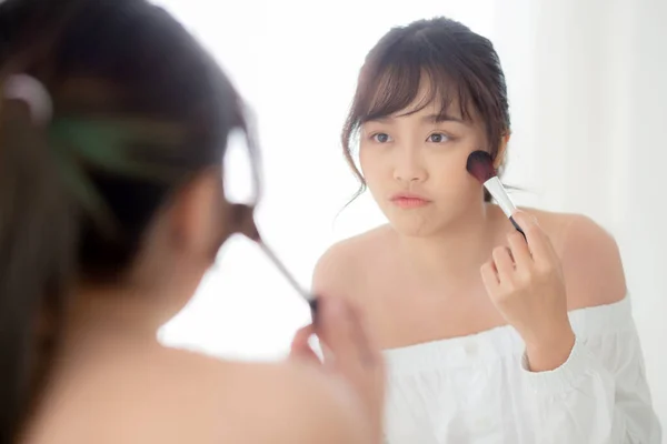 Ritratto di bellezza giovane donna asiatica sorriso con volto specchio — Foto Stock
