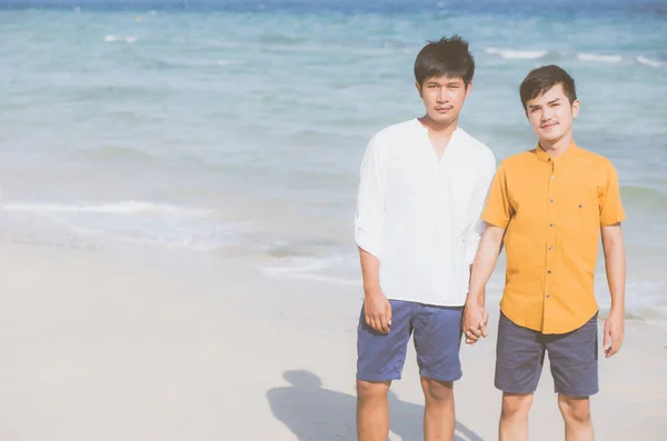 Homosexuella porträtt unga asiatiska par står tillsammans på stranden — Stockfoto