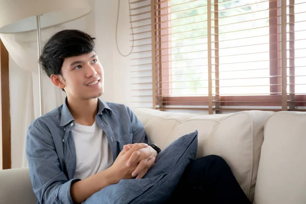 Retrato jovem bonito asiático homem cochilando relaxar com aconchegante no sof — Fotografia de Stock