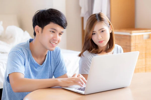 ラップトップコンピュータを使用してアジアの若いカップルは考え、intを検索 — ストック写真