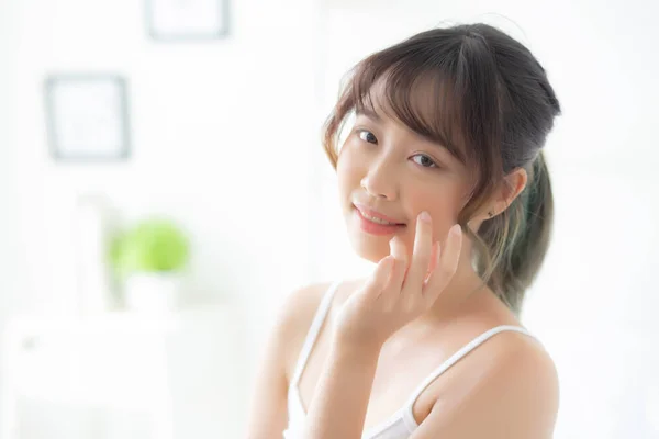 Retrato bonito mulher asiática maquiagem de cosméticos, mão menina tou — Fotografia de Stock
