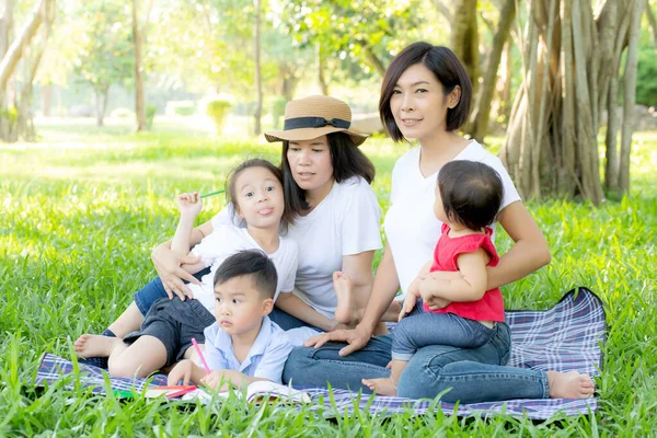 Hermosa joven asiática padre familia retrato picnic en el parque , — Foto de Stock