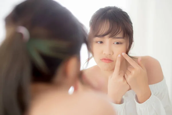 Portrait beautiful young asian woman looking the mirror is a acn — Stock Photo, Image